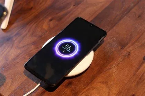 "Điện thoại có sạc không dây" - Tiện lợi là chính, cần chấp nhận tốc độ và đầu tư thêm đế sạc!