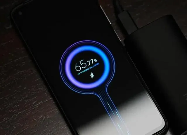 "Điện thoại có sạc nhanh" - Tính năng tiện lợi hàng đầu, cần kiểm chứng tốc độ thực tế!