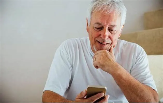 "Điện thoại cho người lớn tuổi" - Món quà ý nghĩa, cần chọn đúng tiêu chí "DỄ DÙNG"!