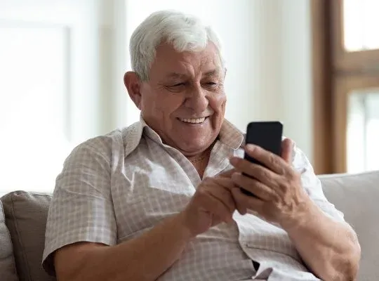 Nên chọn Điện thoại Phổ thông hay Smartphone?